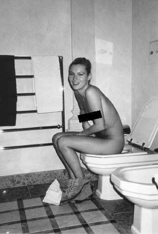 A modelo Kate Moss mostra-nos como ela fica feliz, quando usa o banheiro